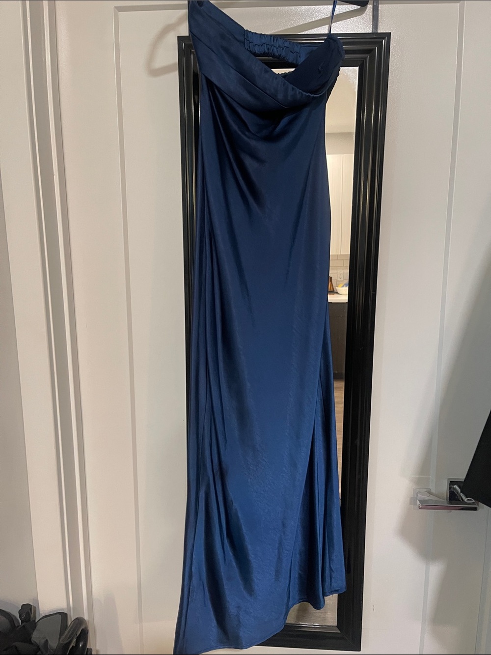 Elegant Navy Blue Strapless Satin Evening Dress